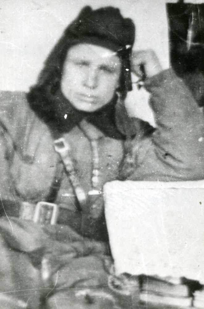 В.В. Зеленков, старший сержант, механик по ремонту танков, в военной форме и танкистском шлеме. Фотопортрет